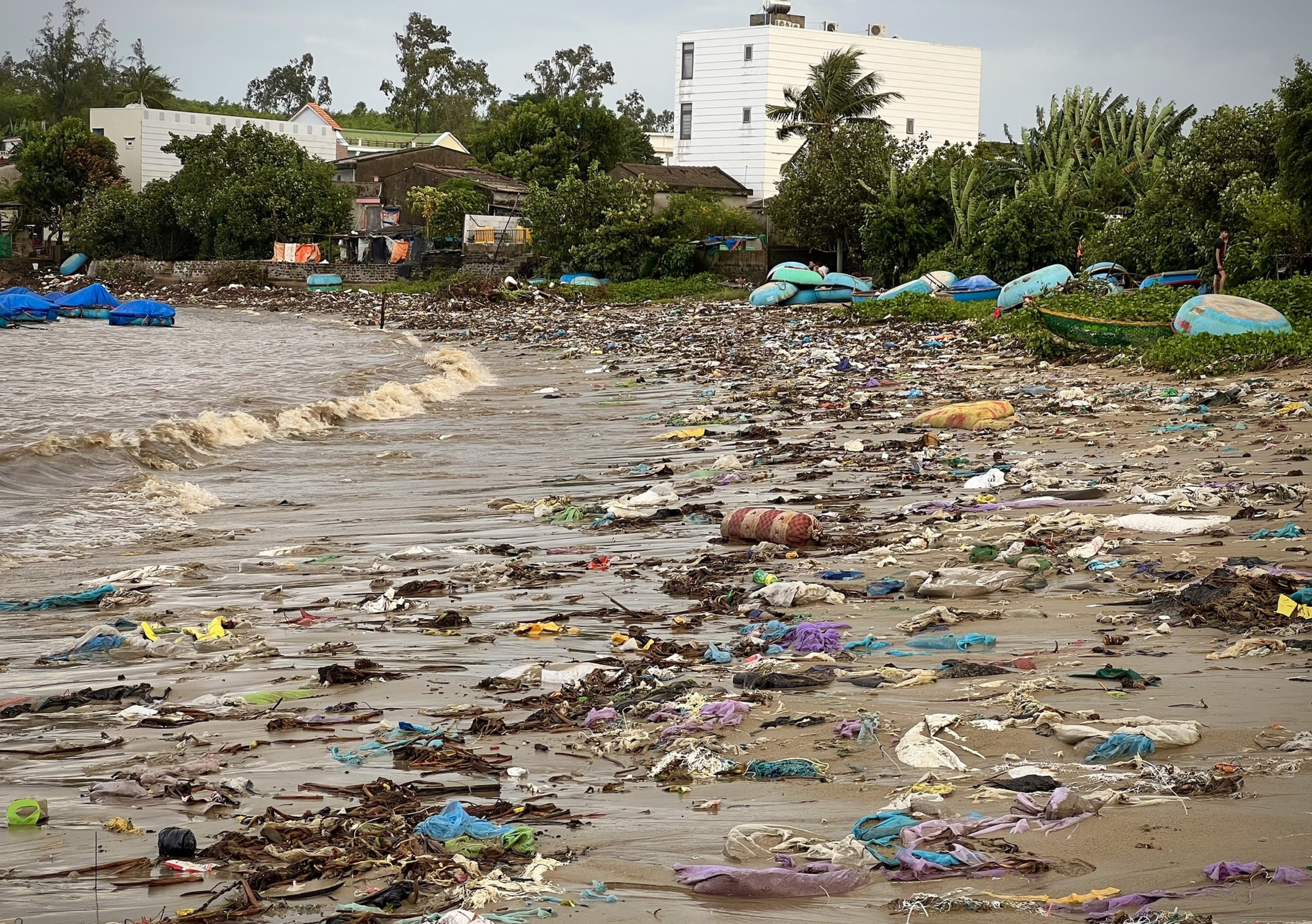 Bãi biển Quảng Ngãi ngập rác sau mưa lũ